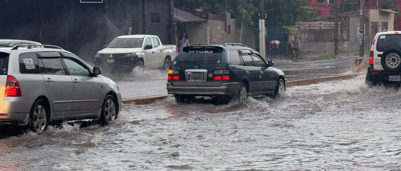 LLUEVE EN SANTA CRUZ Y LAS APPS DE MOVILIDAD TRIPLICAN SUS TARIFAS