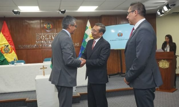 ESPINOZA POSESIONA A DOS VICEMINISTROS Y ANUNCIA REFORMULACIÓN DEL PGE 2026