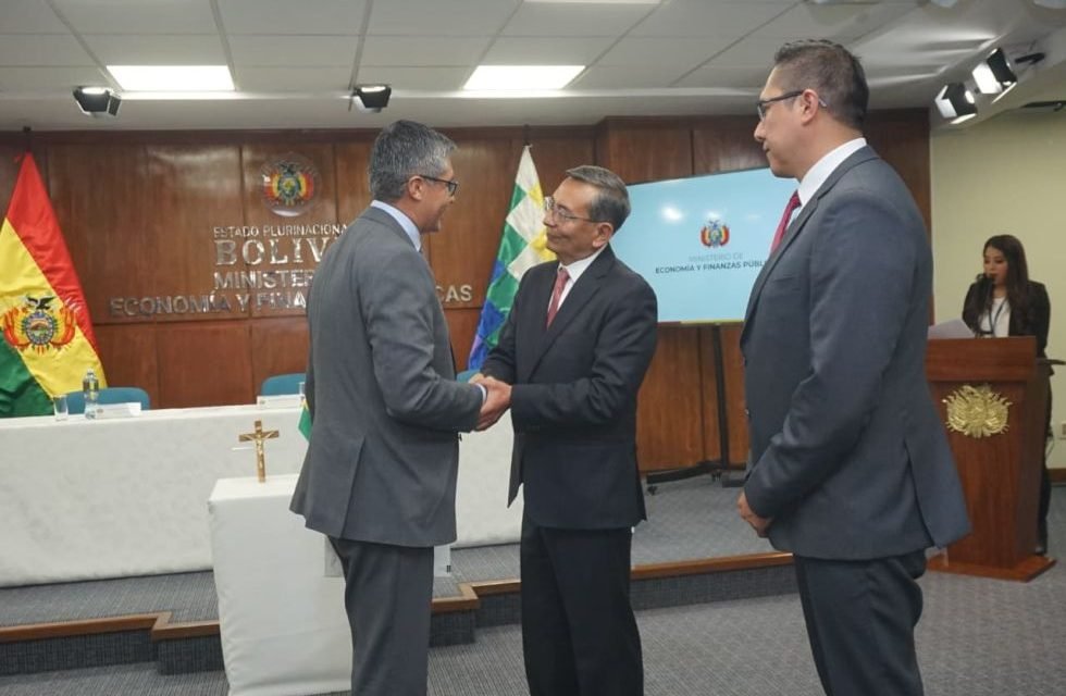 ESPINOZA POSESIONA A DOS VICEMINISTROS Y ANUNCIA REFORMULACIÓN DEL PGE 2026