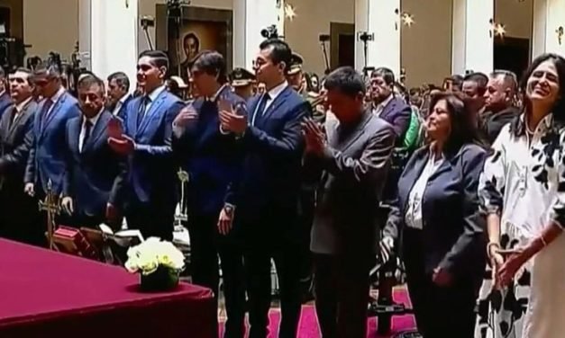 RODRIGO PAZ POSESIONA A SU EQUIPO MINISTERIAL