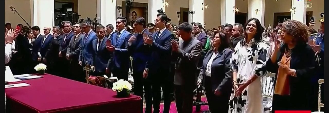 RODRIGO PAZ POSESIONA A SU EQUIPO MINISTERIAL