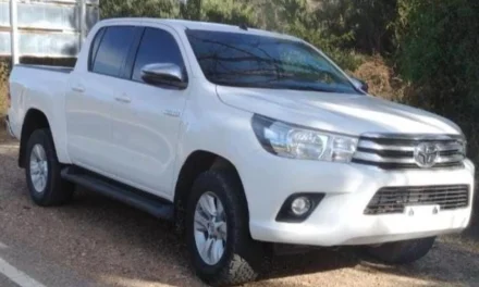 DELINCUENTES ATRACAN A UN HOMBRE EN YAPACANÍ Y SE LLEVAN SU CAMIONETA