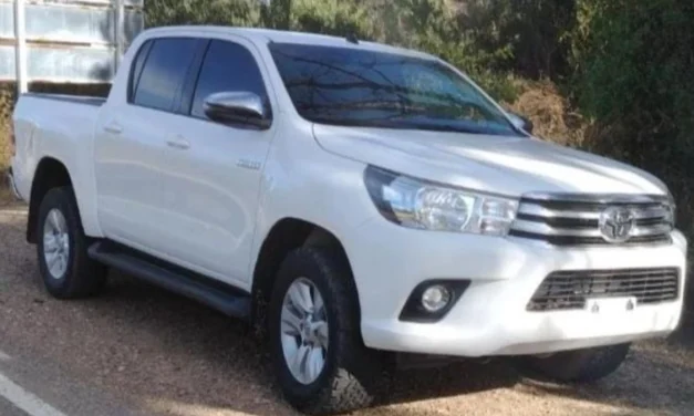 DELINCUENTES ATRACAN A UN HOMBRE EN YAPACANÍ Y SE LLEVAN SU CAMIONETA