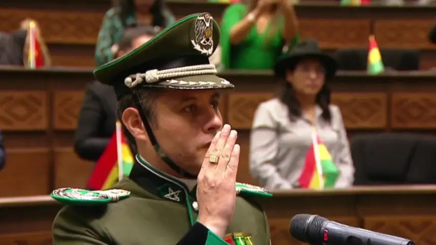 EDMAND LARA MONTAÑO JURA COMO VICEPRESIDENTE VESTIDO CON UNIFORME DE GALA POLICIAL