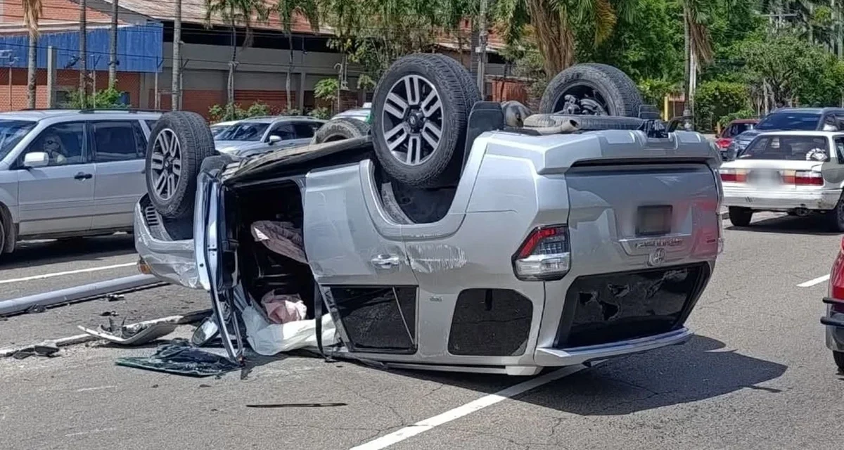 APARATOSO CHOQUE EN SANTA CRUZ DEJA CUATRO HERIDOS Y DERRIBA UN POSTE