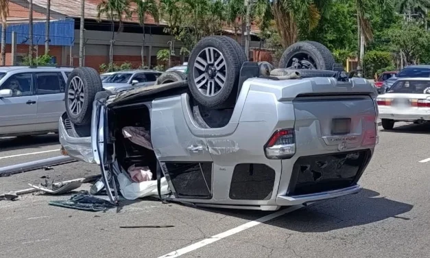 APARATOSO CHOQUE EN SANTA CRUZ DEJA CUATRO HERIDOS Y DERRIBA UN POSTE