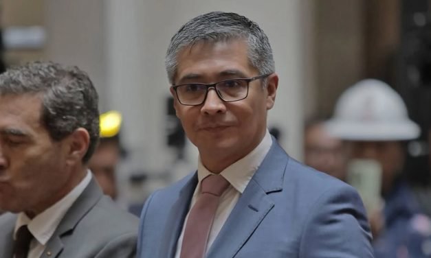 MINISTRO DE ECONOMÍA ACUSÓ AL MAS DE CONGELAR SUS CUENTAS Y HOSTIGARLO