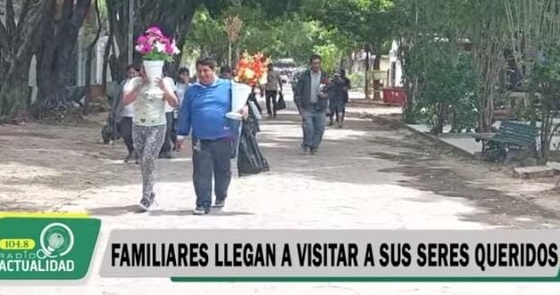 TODOS SANTOS: ENTRE FLORES Y ORACIONES, CRUCEÑOS RECUERDAN A SUS SERES QUERIDOS