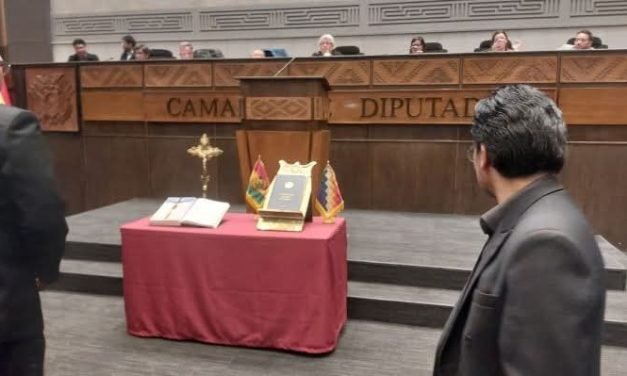 LA ASAMBLEA LEGISLATIVA RESTITUYE LA BIBLIA Y EL CRUCIFIJO EN LOS JURAMENTOS