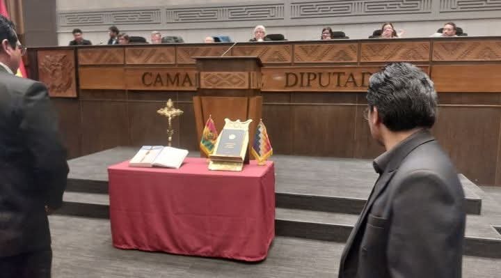 LA ASAMBLEA LEGISLATIVA RESTITUYE LA BIBLIA Y EL CRUCIFIJO EN LOS JURAMENTOS