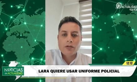 EDMAND LARA INSISTE EN PORTAR UNIFORME POLICIAL DURANTE SU JURAMENTO CEREMONIAL