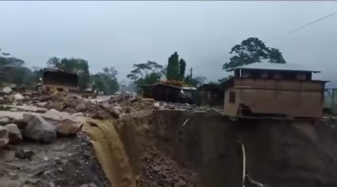 DESLIZAMIENTOS BLOQUEAN LA RUTA COCHABAMBA–SANTA CRUZ Y AFECTAN A VILLA TUNARI