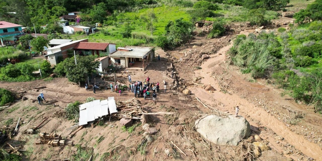 SEARPI INTENSIFICA LIMPIEZA TRAS DESLIZAMIENTO EN ACHIRA, SAMAIPATA