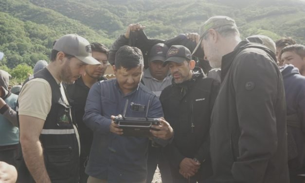 ACHIRA: CAMACHO RECORRE ZONA DEL DESLIZAMIENTO Y ANUNCIA PRESENCIA DEL PRESIDENTE