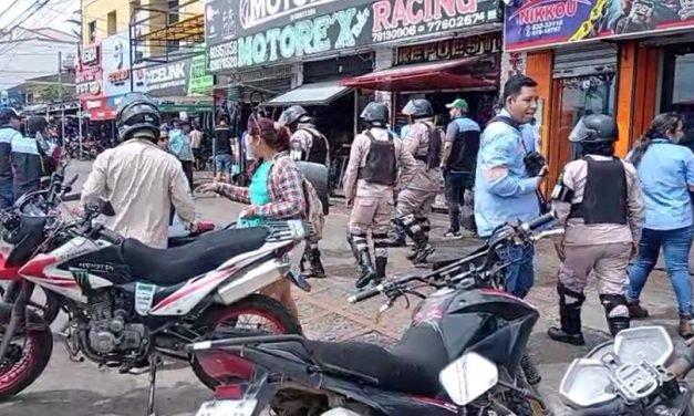 OPERATIVO EN EL SEGUNDO ANILLO LIBERA ACERAS OCUPADAS POR NEGOCIOS DE MOTOCICLETAS