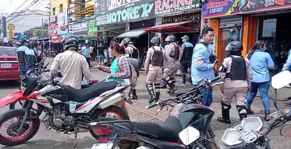 OPERATIVO EN EL SEGUNDO ANILLO LIBERA ACERAS OCUPADAS POR NEGOCIOS DE MOTOCICLETAS