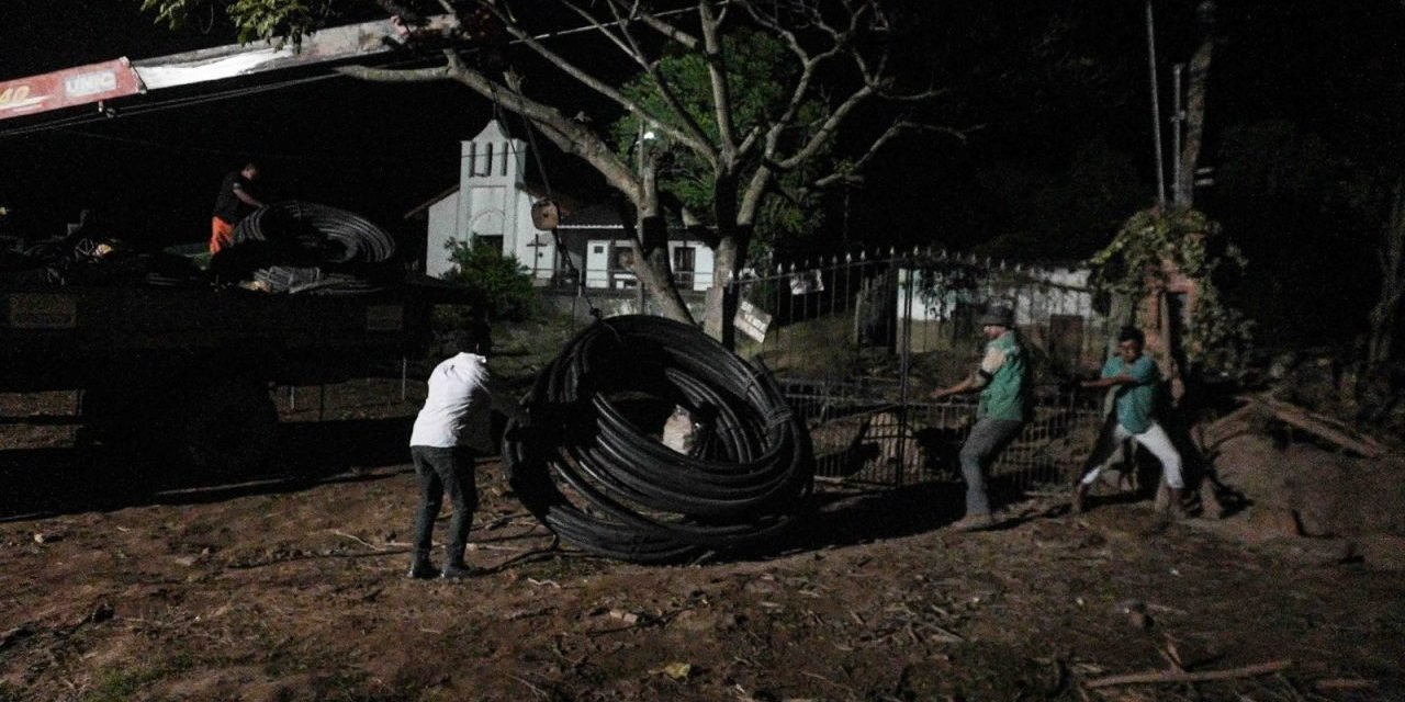 GOBERNACIÓN ENTREGA POLITUBOS PARA ABASTECER DE AGUA A FAMILIAS AFECTADAS EN ACHIRAS