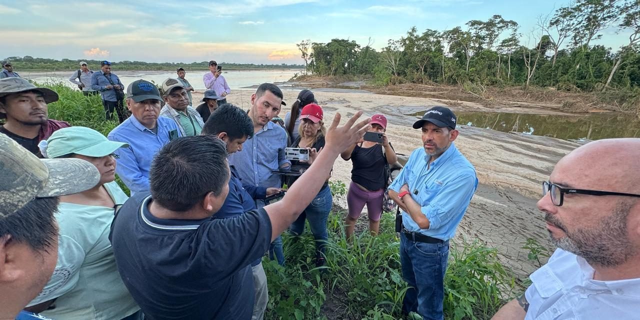 CAMACHO VISITA ZONAS INUNDADAS DE YAPACANÍ Y GESTIONA APOYO PARA LOS AFECTADOS