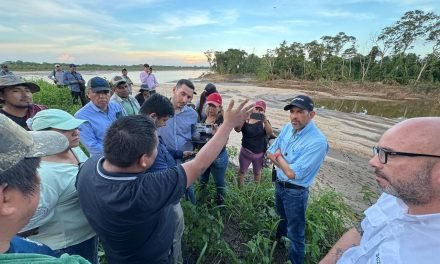 CAMACHO VISITA ZONAS INUNDADAS DE YAPACANÍ Y GESTIONA APOYO PARA LOS AFECTADOS