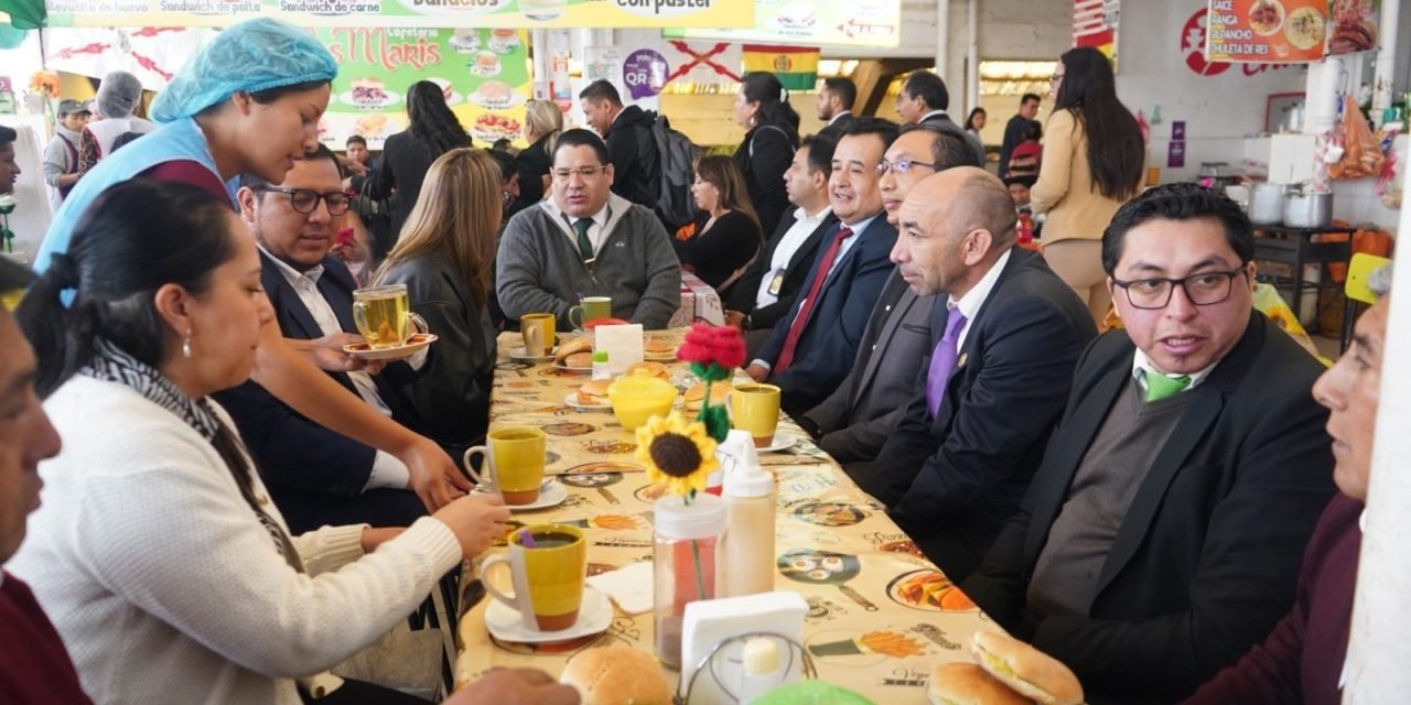 FISCAL GENERAL ROGER MARIACA COMPARTE DESAYUNO CON CASERITAS DEL MERCADO CENTRAL DE SUCRE