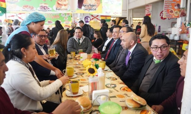 FISCAL GENERAL ROGER MARIACA COMPARTE DESAYUNO CON CASERITAS DEL MERCADO CENTRAL DE SUCRE