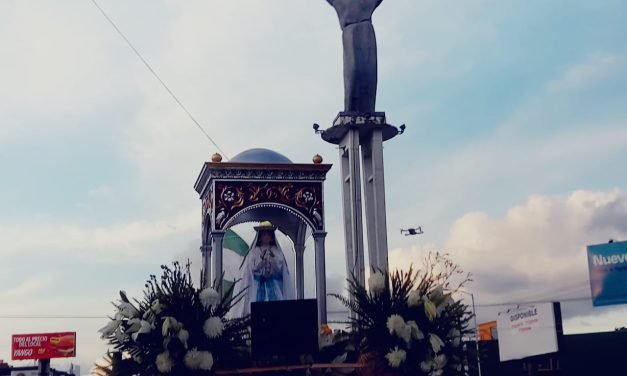 FIELES RECIBEN A LA VIRGEN DE COTOCA EN EMOTIVA PROCESIÓN POR SANTA CRUZ