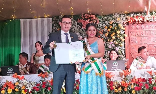 FISCAL ZEBALLOS RECIBE RECONOCIMIENTO EN WARNES POR SU LABOR INSTITUCIONAL