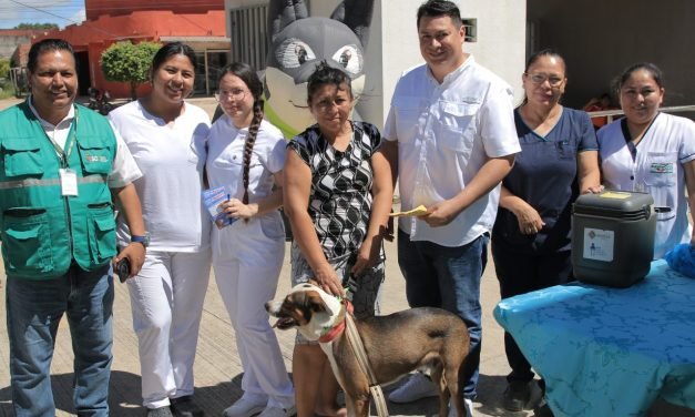 SANTA CRUZ DESPLIEGA MASIVA CAMPAÑA DE VACUNACIÓN CONTRA LA RABIA CANINA