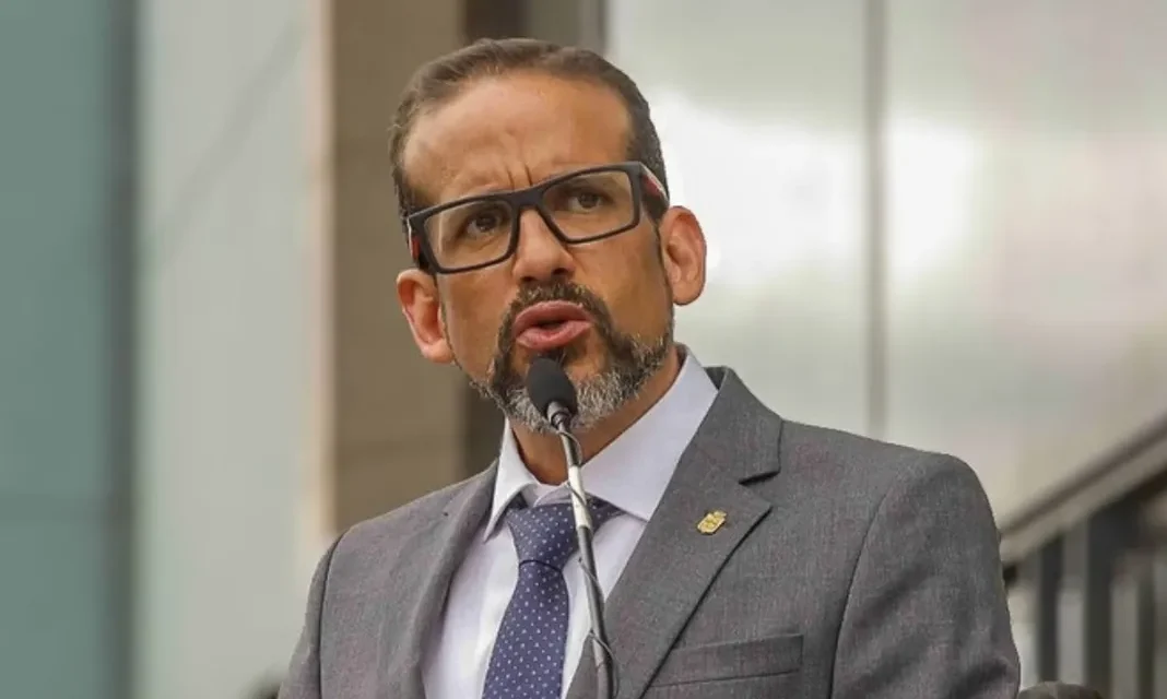 LUIS FERNANDO CAMACHO ANUNCIA ASISTENCIA A LA POSESIÓN DE RODRIGO PAZ Y EDMANAD LARA