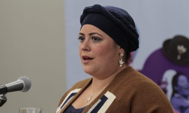 MARÍA NELA PRADA LAMENTA QUE AZKARGORTA FALLECIÓ SIN RECIBIR LA NACIONALIDAD BOLIVIANA