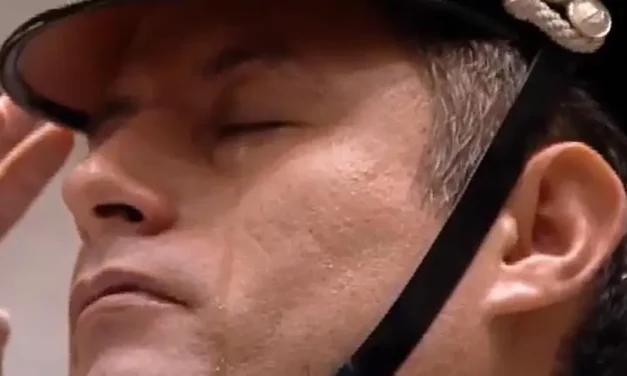 EDMAND LARA SE EMOCIONA DURANTE HOMENAJE A MÁRTIRES DE LA DEMOCRACIA