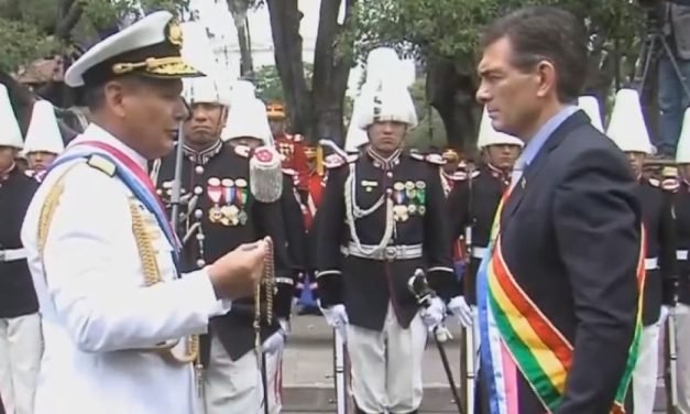 RODRIGO PAZ ES NOMBRADO CAPITÁN GENERAL DE LAS FFAA Y LLAMA A PROTEGER LAS FRONTERAS