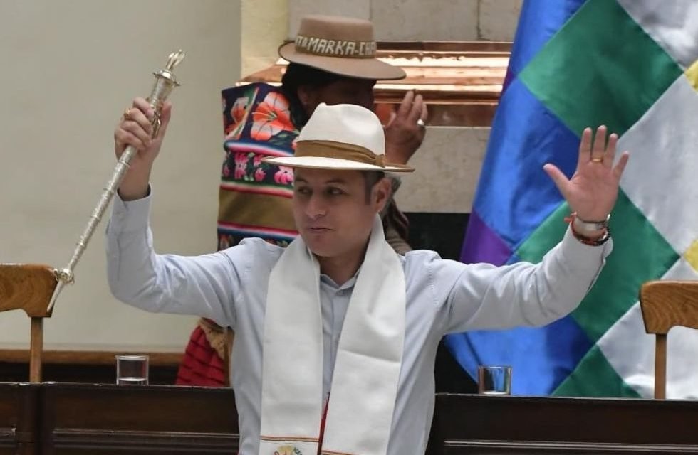 EDMAND LARA RECIBE BASTÓN DE MANDO Y LLAMA A SUPERAR DIFERENCIAS CON EL PRESIDENTE