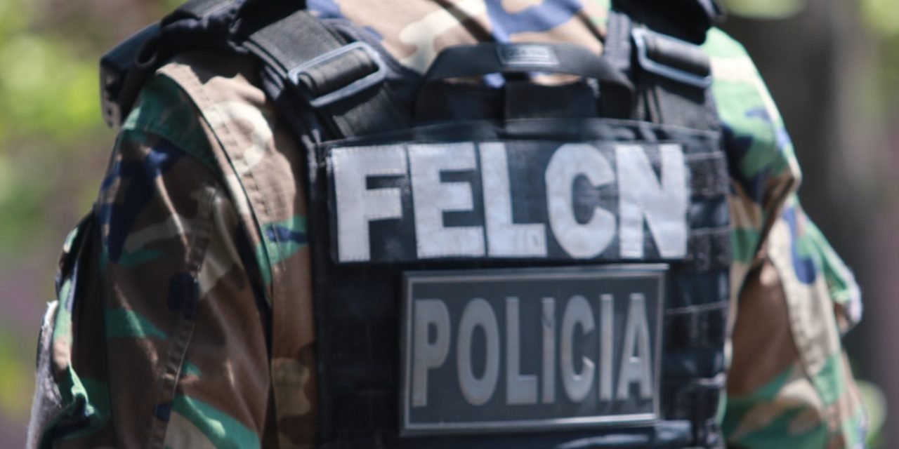 CUATRO POLICÍAS DETENIDOS CON 11 KILOS DE COCAÍNA TRAS ACCIDENTE EN SANTA CRUZ