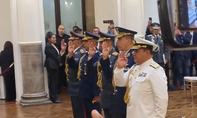 RODRIGO PAZ POSESIONA AL NUEVO ALTO MANDO MILITAR Y ANUNCIA RENOVACIÓN DE LAS FFAA