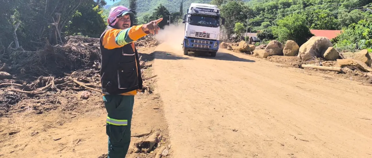 ABC ABRE PASO PROVISIONAL A SAMAIPATA, PERO TRÁFICO SIGUE CORTADO POR ROTURA DE OLEODUCTO