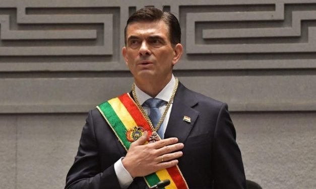 “BOLIVIA VA A SALIR ADELANTE”, AFIRMA PAZ EN SALUDO DE NAVIDAD