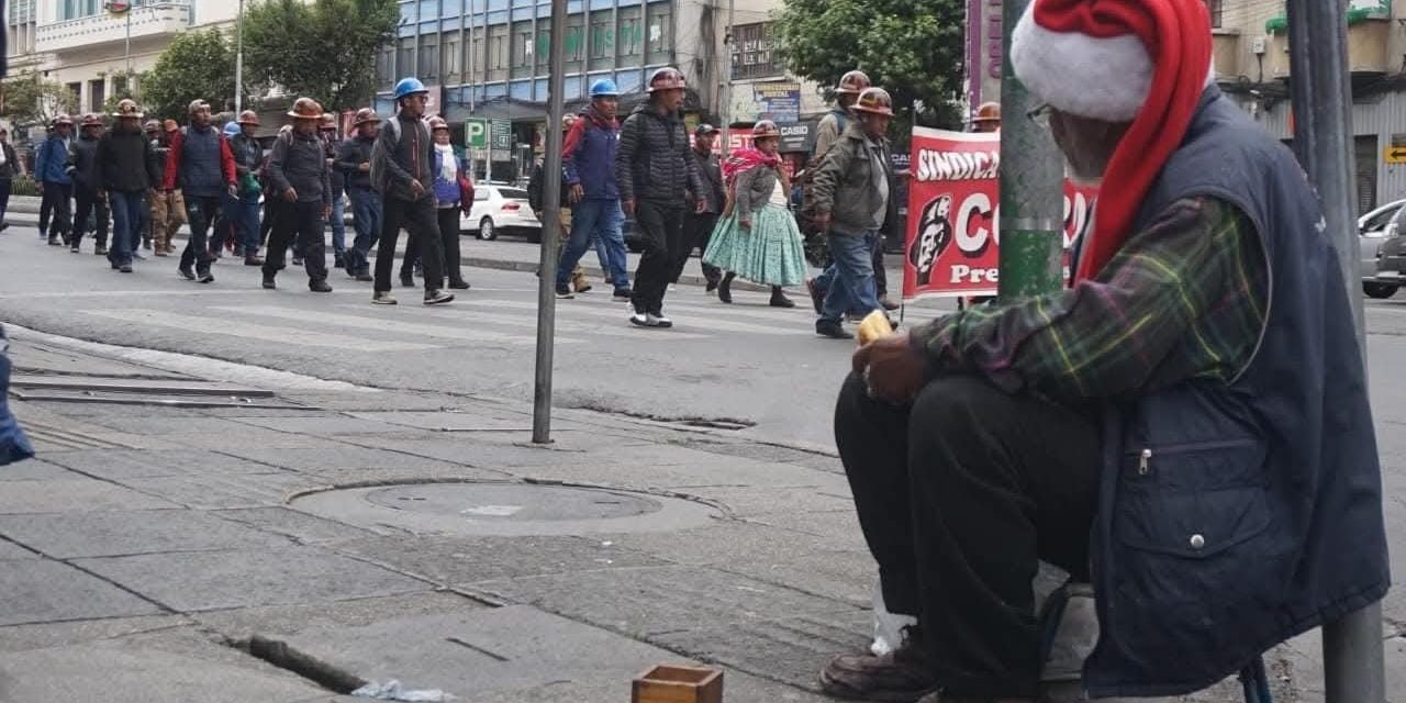 COB MANTIENE MOVILIZACIONES EN NAVIDAD Y BLOQUEA VÍAS DEL CENTRO DE LA PAZ