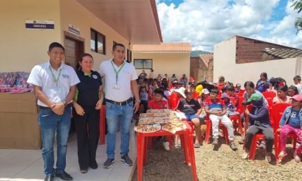 FISCAL GENERAL DEL ESTADO ENTREGA MÁS DE 700 REGALOS A NIÑOS DE LOS VALLES CRUCEÑOS