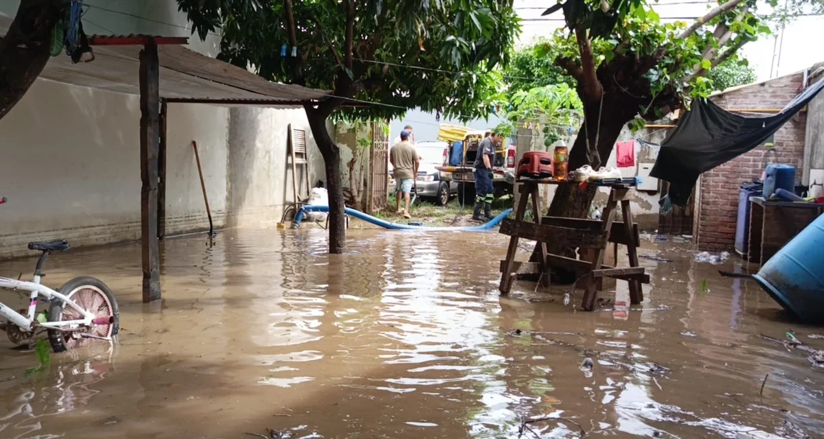 FUERTES LLUVIAS Y VIENTOS EXTREMOS GENERAN MOVILIZACIÓN DE EMERGENCIA EN SANTA CRUZ