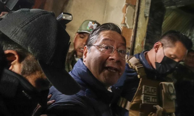 “NO NOS HEMOS IDO”, DIJO LUIS ARCE AL SER INGRESAR A LA CÁRCEL DE SAN PEDRO