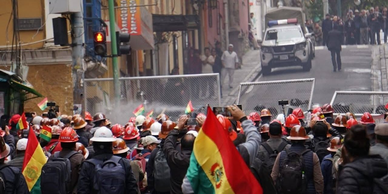 GOBIERNO INSISTE EN EL DIÁLOGO Y LA COB MANTIENE EL PARO INDEFINIDO