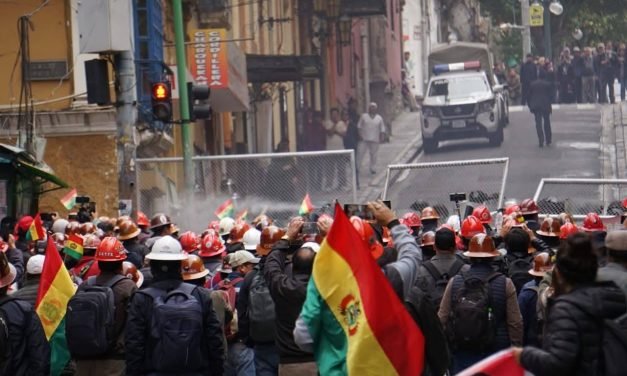 GOBIERNO INSISTE EN EL DIÁLOGO Y LA COB MANTIENE EL PARO INDEFINIDO