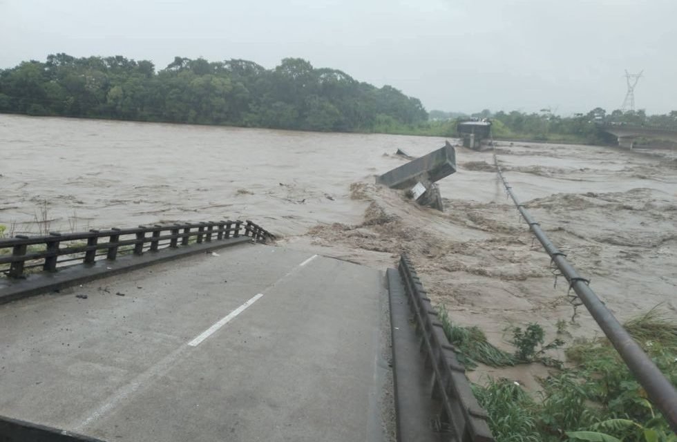 FUERTES LLUVIAS PROVOCAN LA CAÍDA DEL PUENTE ICHOA Y AFECTAN LA RUTA COCHABAMBA–SANTA CRUZ