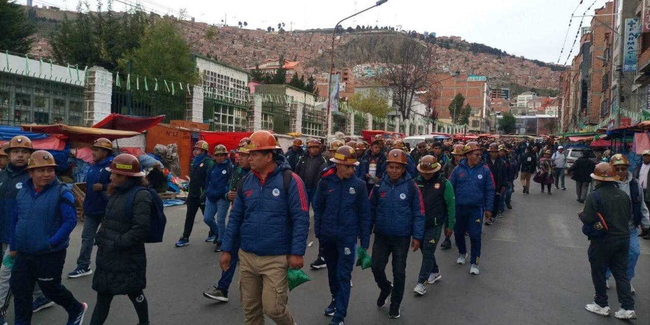 MINEROS COOPERATIVISTAS SE MOVILIZAN A NIVEL NACIONAL Y EXIGEN LA ANULACIÓN DEL DS 5503