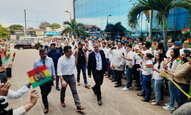 PRESIDENTE PAZ INSPECCIONA YPFB EN SANTA CRUZ TRAS DENUNCIAS DE PRESUNTA CORRUPCIÓN