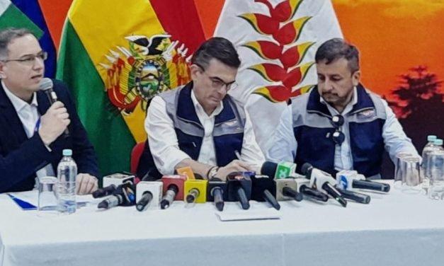 PRESIDENTE PAZ INSPECCIONA YPFB Y PRESENTA PLAN DE ESTABILIZACIÓN DEL SECTOR