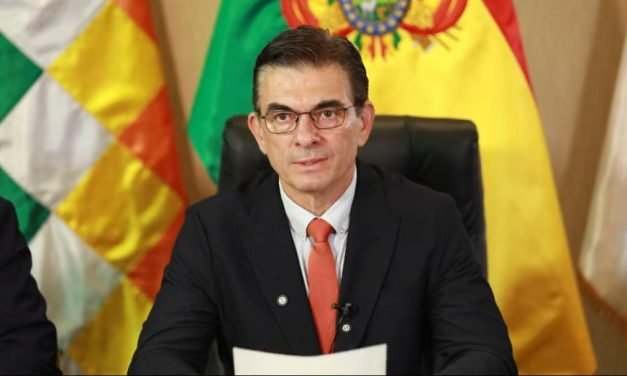 PAZ PROMULGA LEY PARA DESIGNAR NUEVOS VOCALES DEL TSE ANTES DEL 19 DE DICIEMBRE