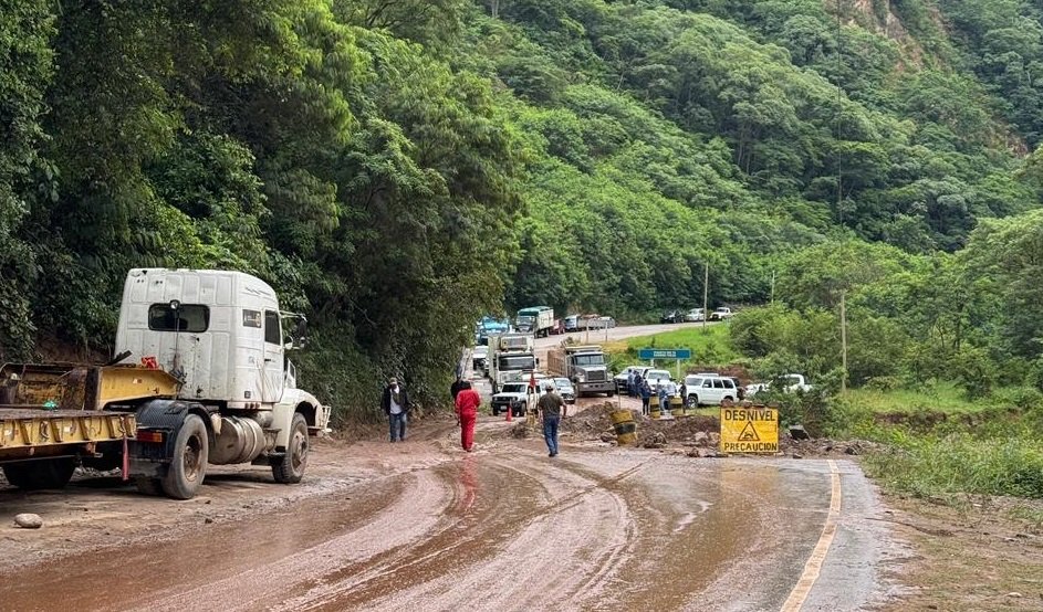 SEDCAM Y ABC REALIZAN MANTENIMIENTO EN EL CAMINO HACIA LOS VALLES CRUCEÑOS