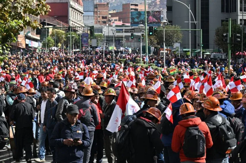 “NOS QUEDAMOS EN LA PAZ HASTA QUE SE DEROGUE EL DIESELAZO”, ADVIERTEN MINEROS COOPERATIVISTAS